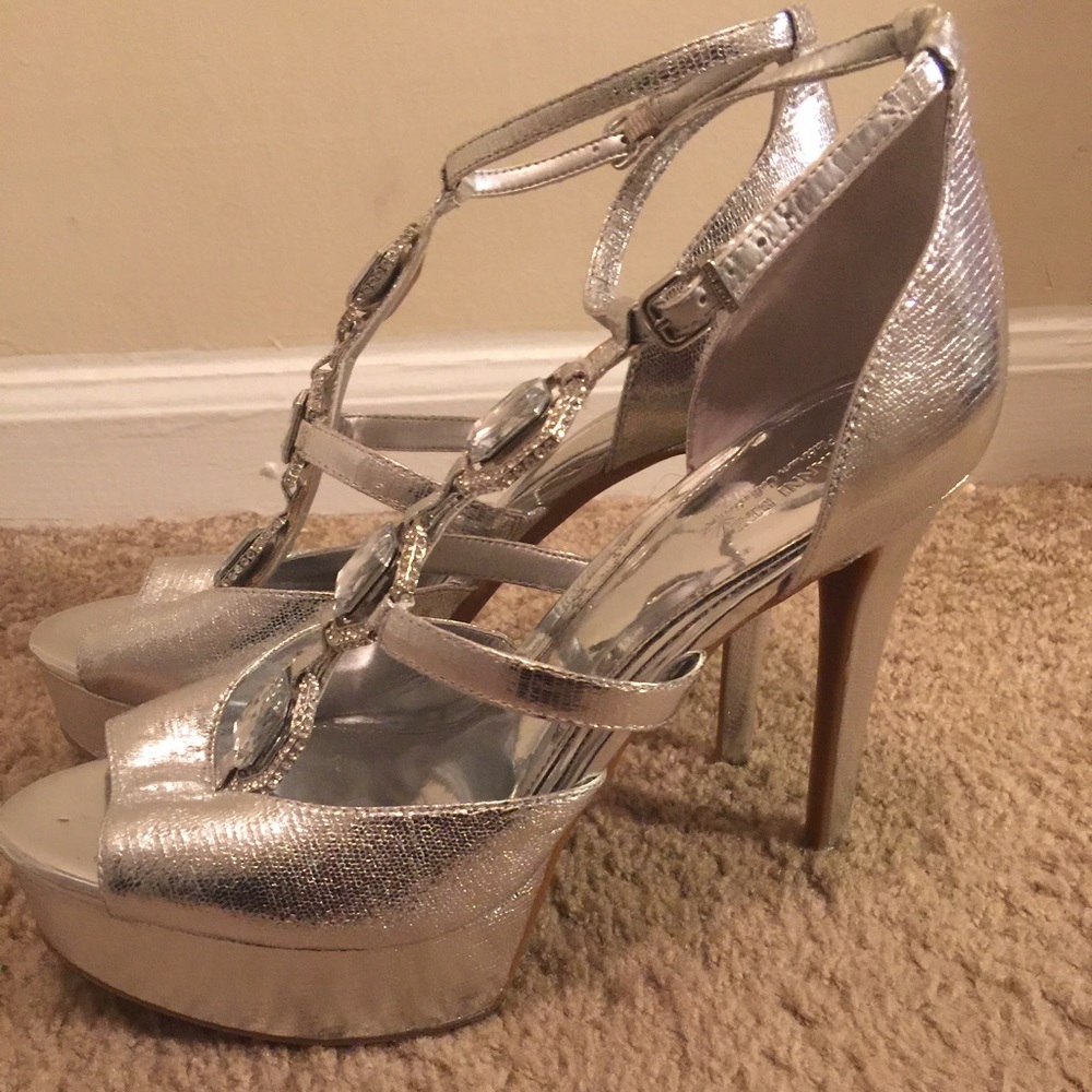 Silver three stone Gianni B heels!