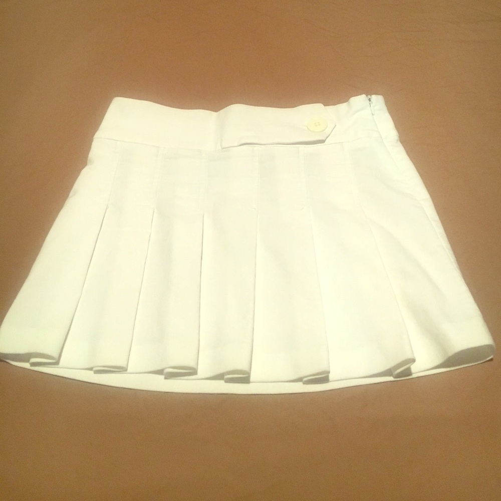 White pleated mini skirt