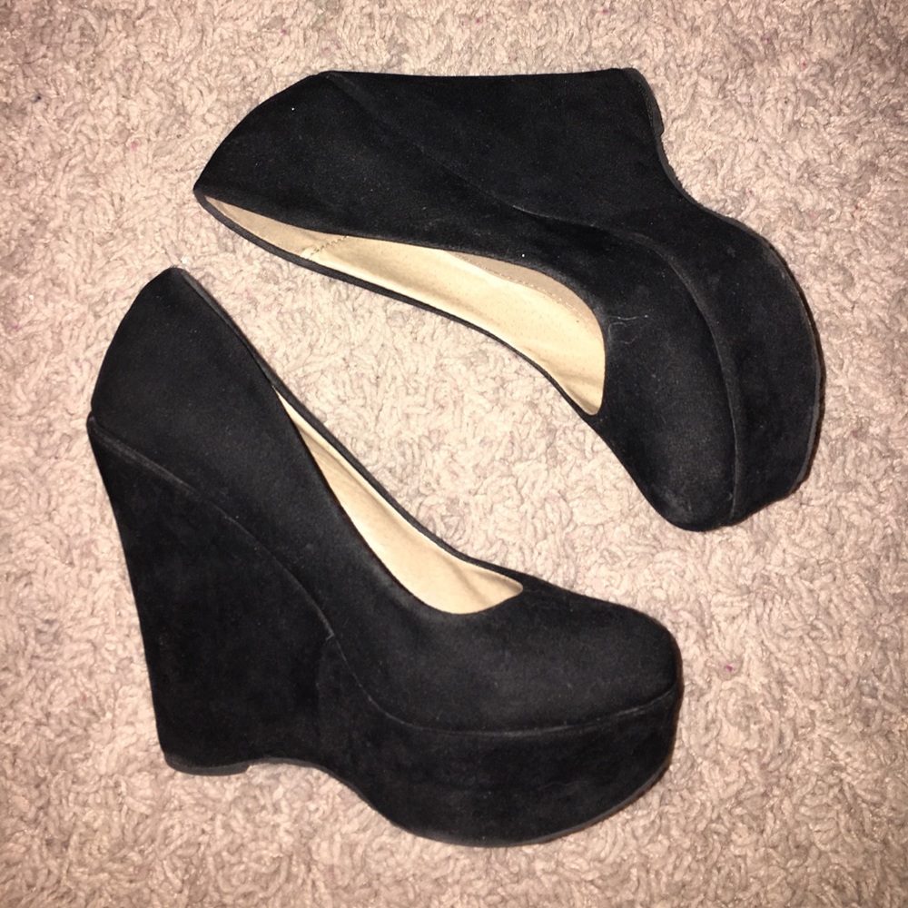 Black wedges