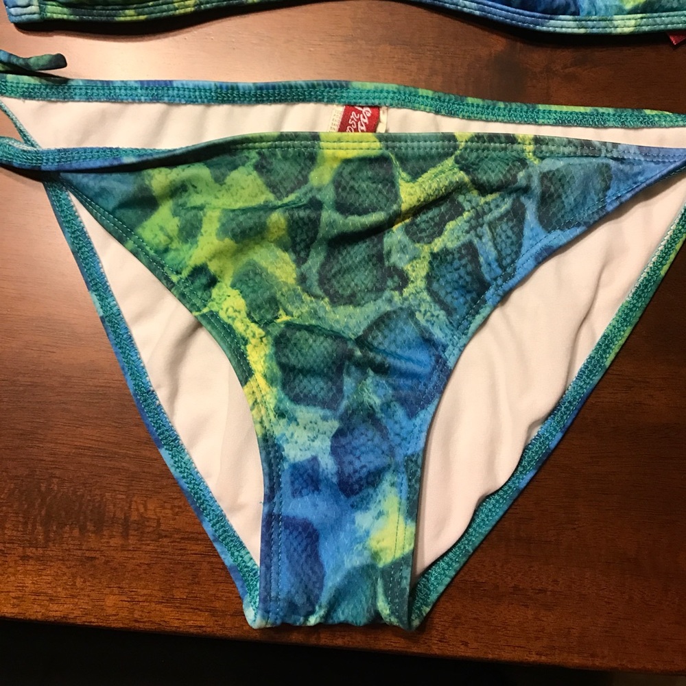 GUESS 2-piece - Picture 2 of 4