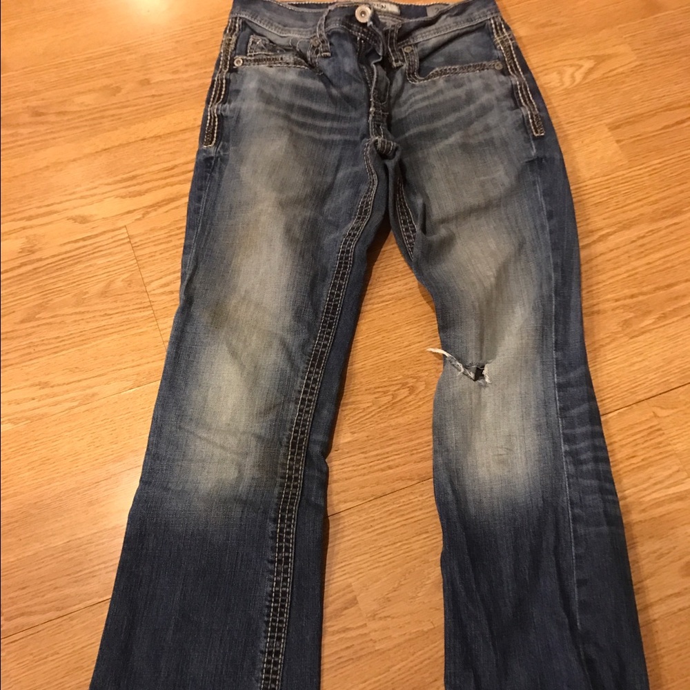 Men's buckle jeans.