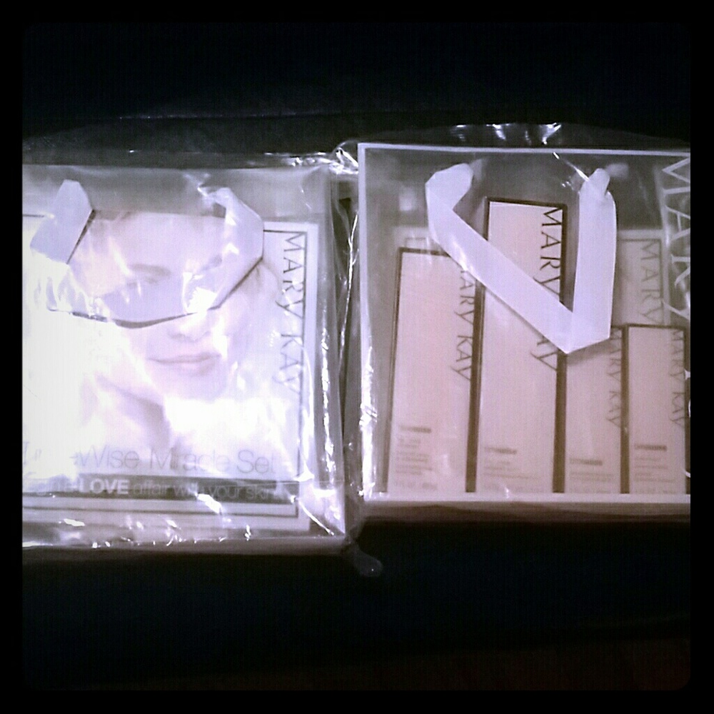 Mary Kay brand skincare set. 1 available !