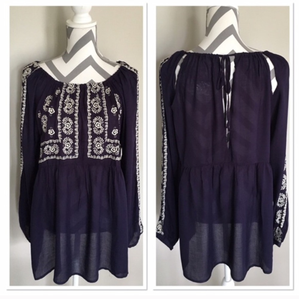 🚨CLOSET CLOSING🚨
‼️LAST 1‼️Boho Navy/Ivory Top - Picture 3 of 5