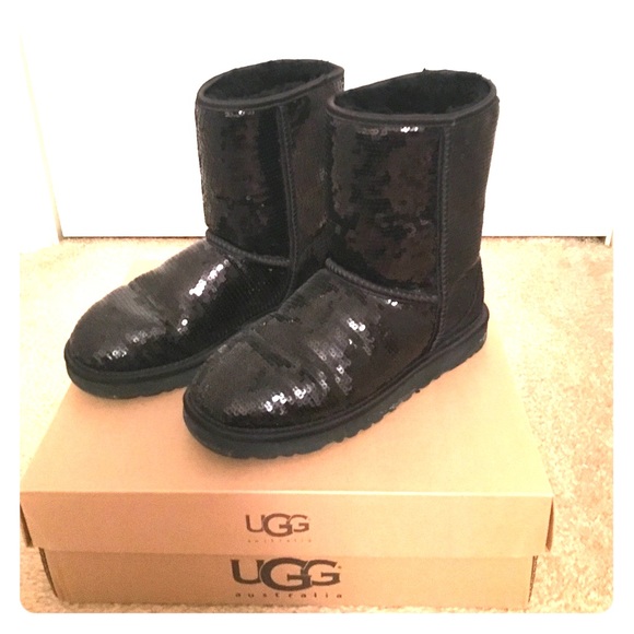 Classic Short Uggs Sparkle in Black. Size 7 - Picture 2 of 3