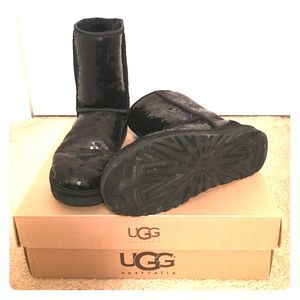 Classic Short Uggs Sparkle in Black. Size 7