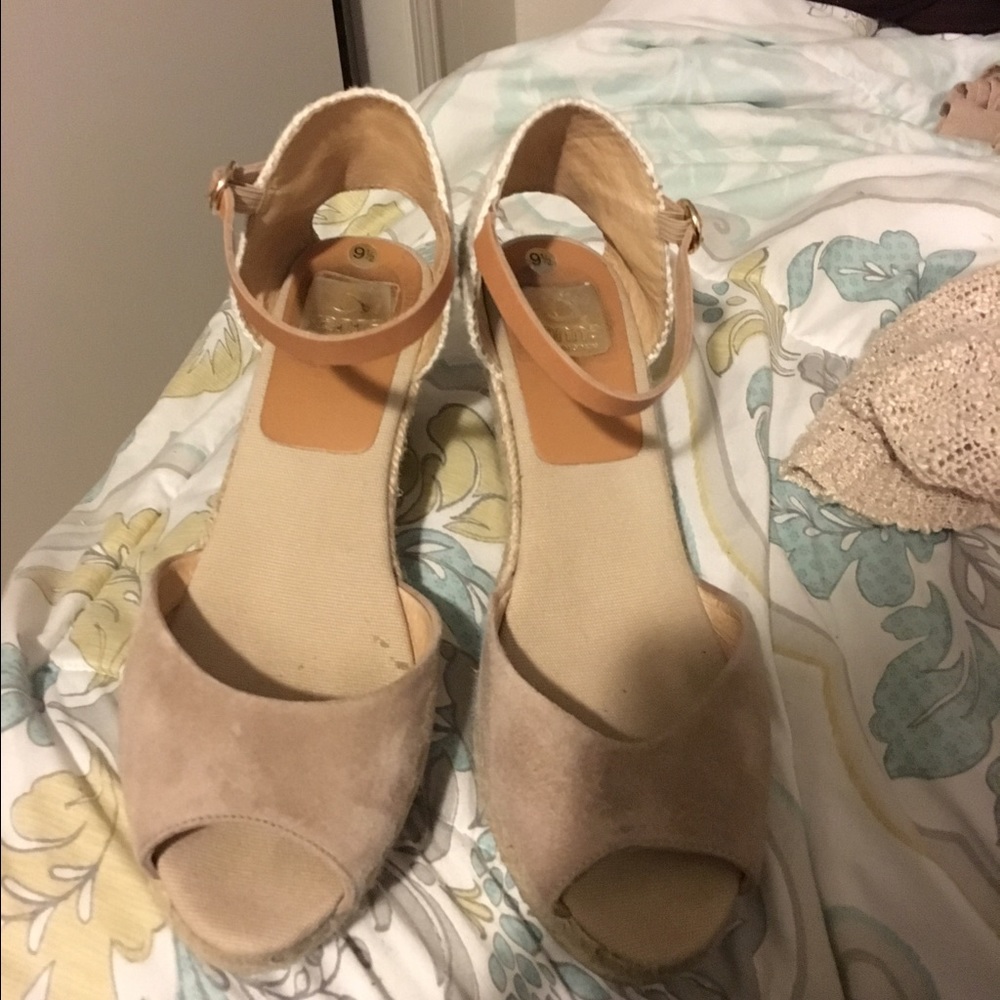 Cute beige wedges size 9 1/2