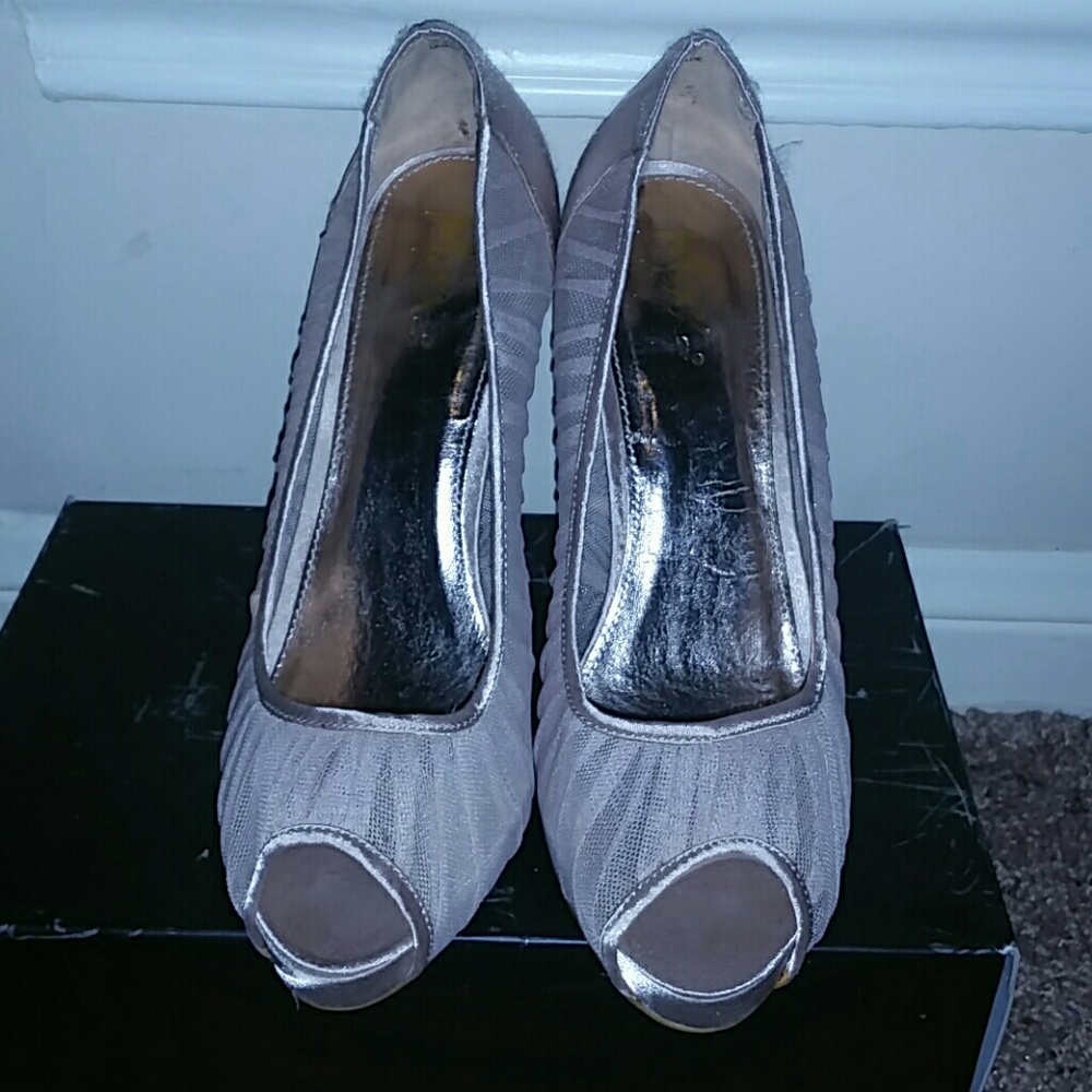 Formal peep toe pumps
