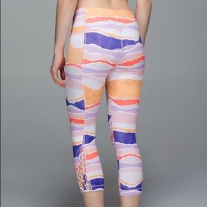 HP✨ Lululemon Athletica True Self Crop • Size 10