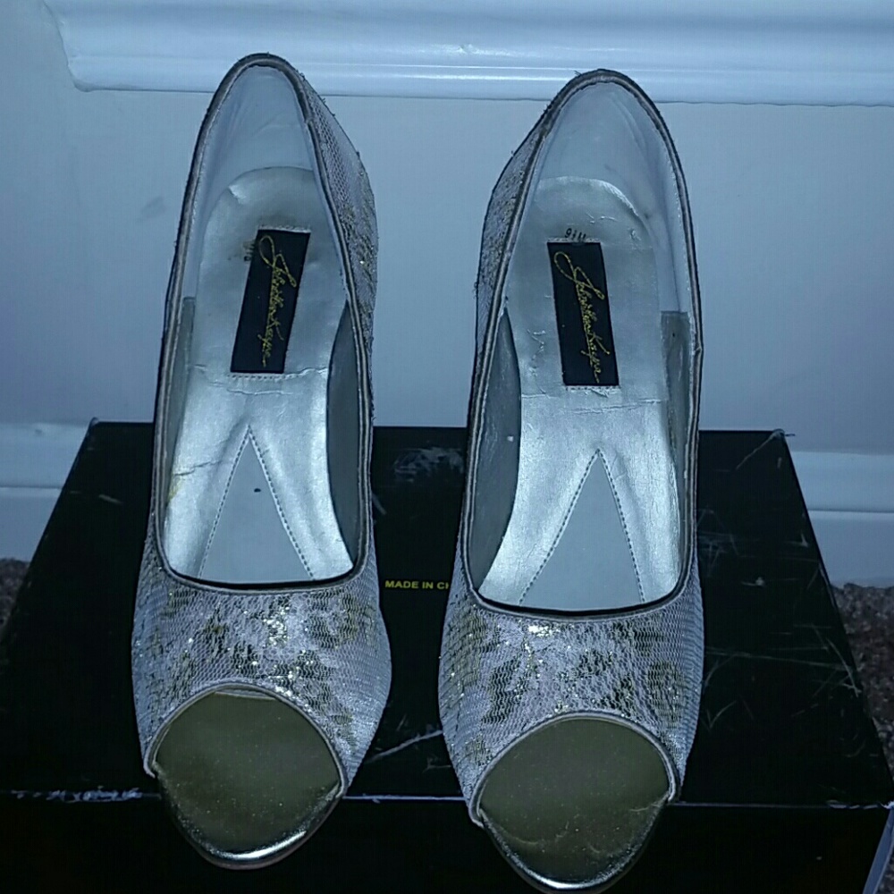 Jonathan Kayne open toe formal pumps.
