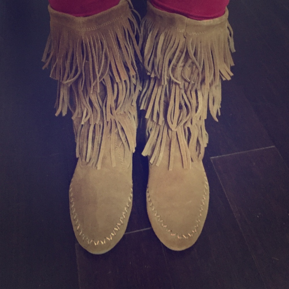 Fringe moccasin boots sz8