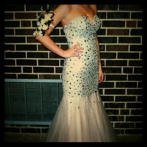 Beautiful prom dress in new condition