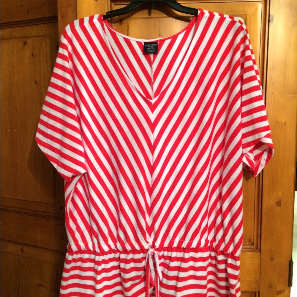 Red/white v neck short sleeves top size XXL