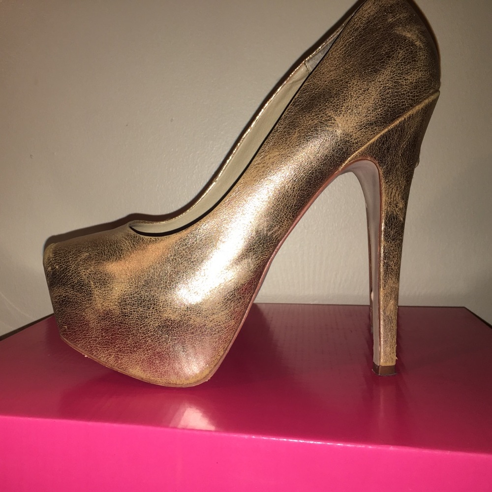 ***SOLD*** Women's Gold Steve Madden Heels