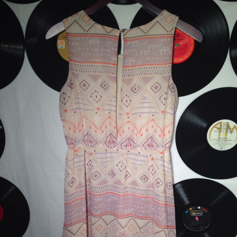 Large, maxi dress. Beautiful colors!