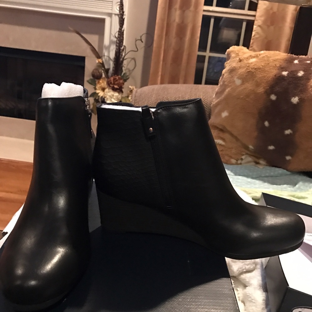 Boots - Picture 3 of 7