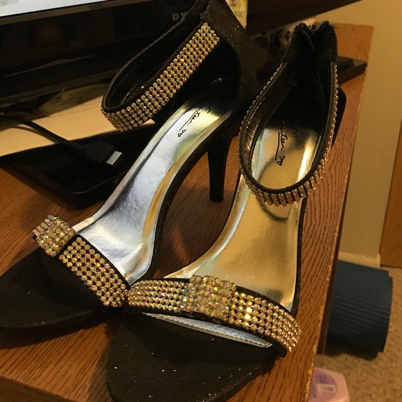 Black high heels - Picture 1 of 3