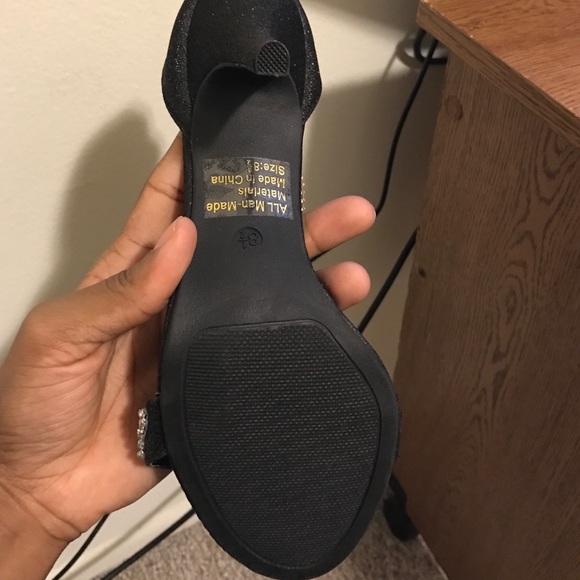 Black high heels - Picture 3 of 3