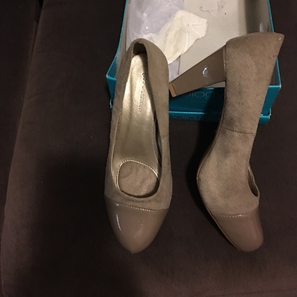 Light tan heels - Picture 2 of 4