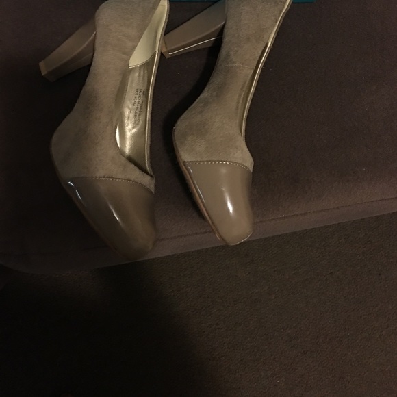 Light tan heels - Picture 3 of 4