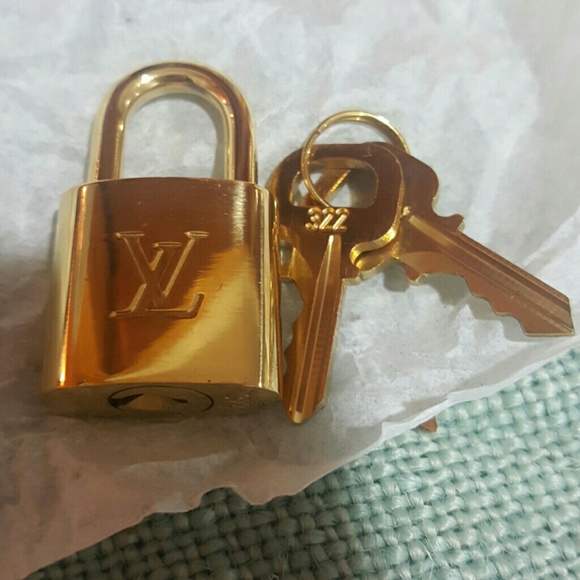 Authentic Louis Vuitton 2 pieces lock and keys - Picture 3 of 4