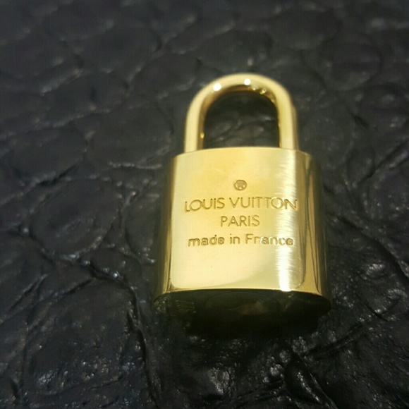 Authentic Louis Vuitton 2 pieces lock and keys - Picture 4 of 4