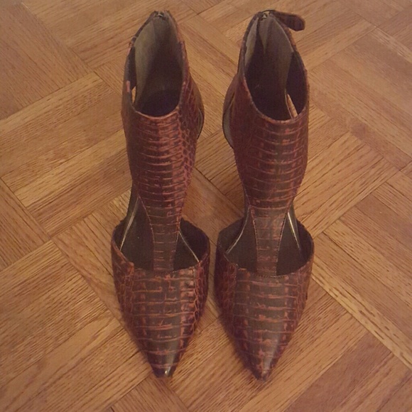 Kenneth Cole Red Snakeskin Pointy Toe T-Strap Pump - Picture 2 of 4