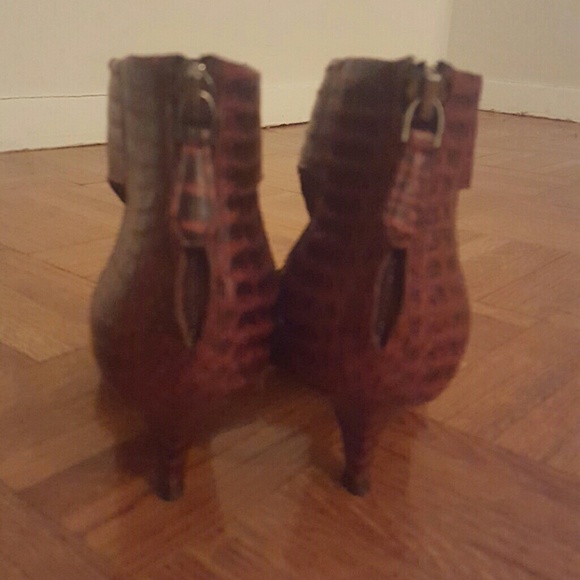 Kenneth Cole Red Snakeskin Pointy Toe T-Strap Pump - Picture 3 of 4