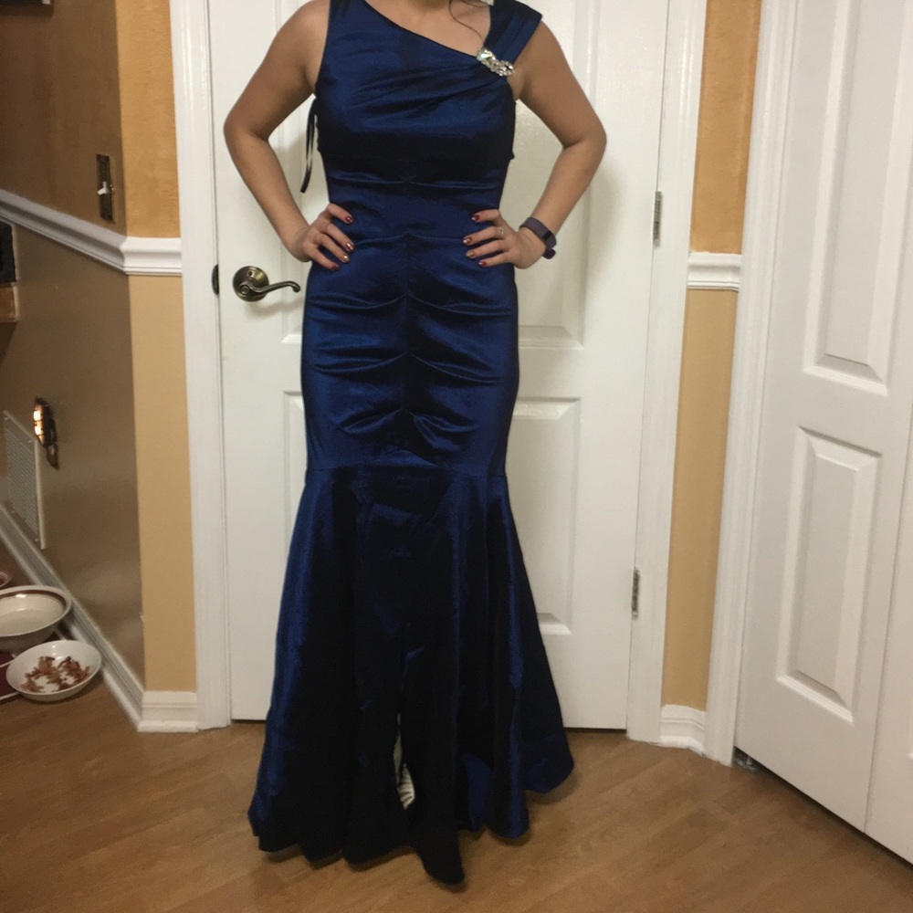 Navy blue mermaid dress.
