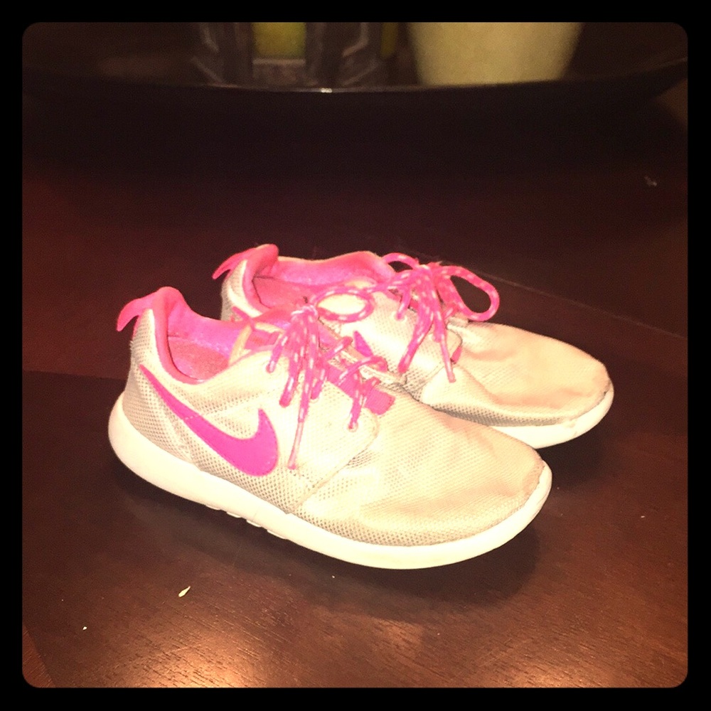 Nike tennis shoes Girls