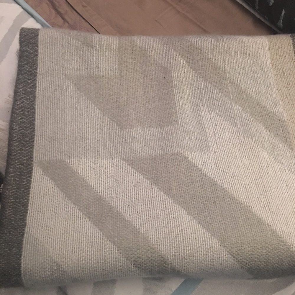 ✅BUNDLED ✅beautiful taupe and cream.❄️ - Picture 1 of 4