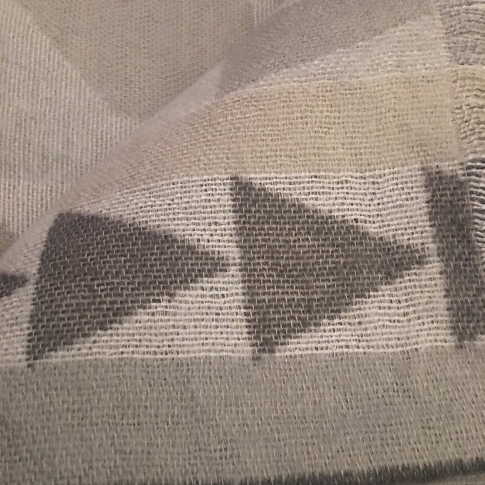 ✅BUNDLED ✅beautiful taupe and cream.❄️ - Picture 2 of 4