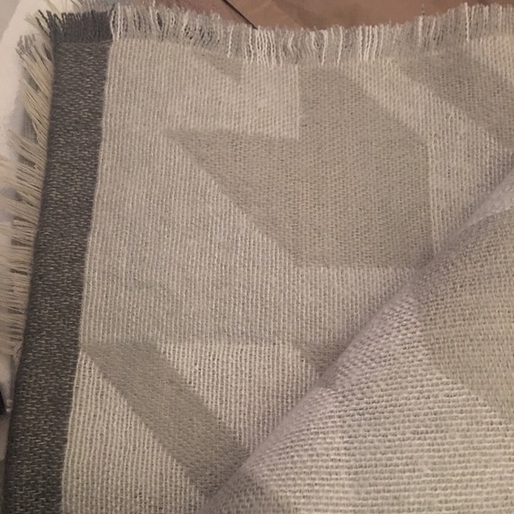 ✅BUNDLED ✅beautiful taupe and cream.❄️ - Picture 3 of 4