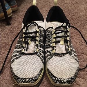 New Balance tennis shoes