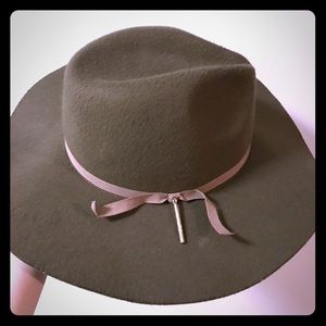 Green hat! Height street style! Stylish! Cool