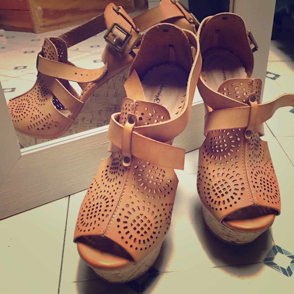 7.5 Tan colored Wedges, Super Comfy!