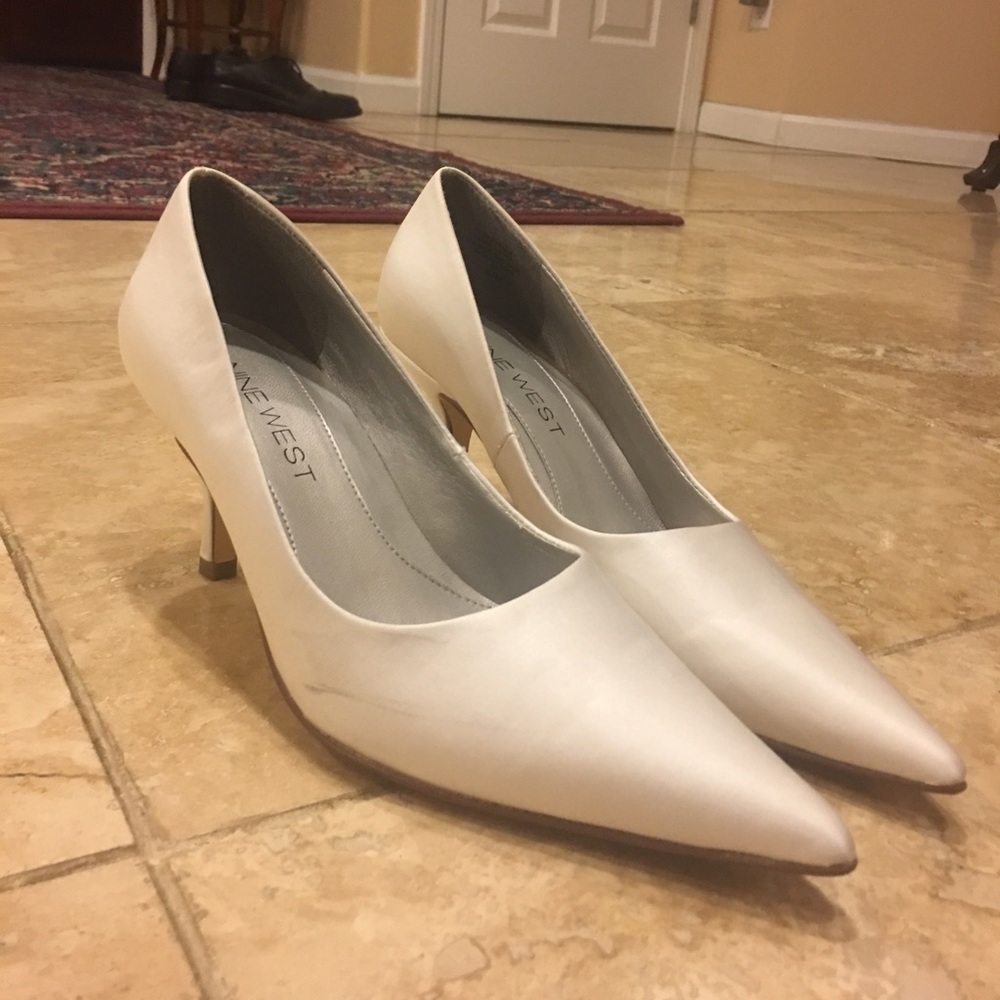 5.5 NINE WEST WHITE PUMPS