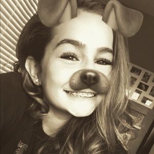 Meet your Posher, Larissa