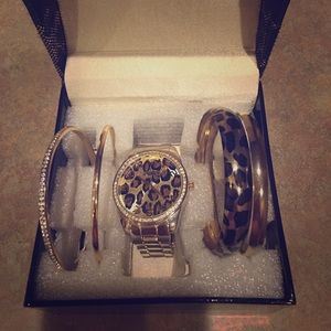 Women's leopard print watch and bangle set.