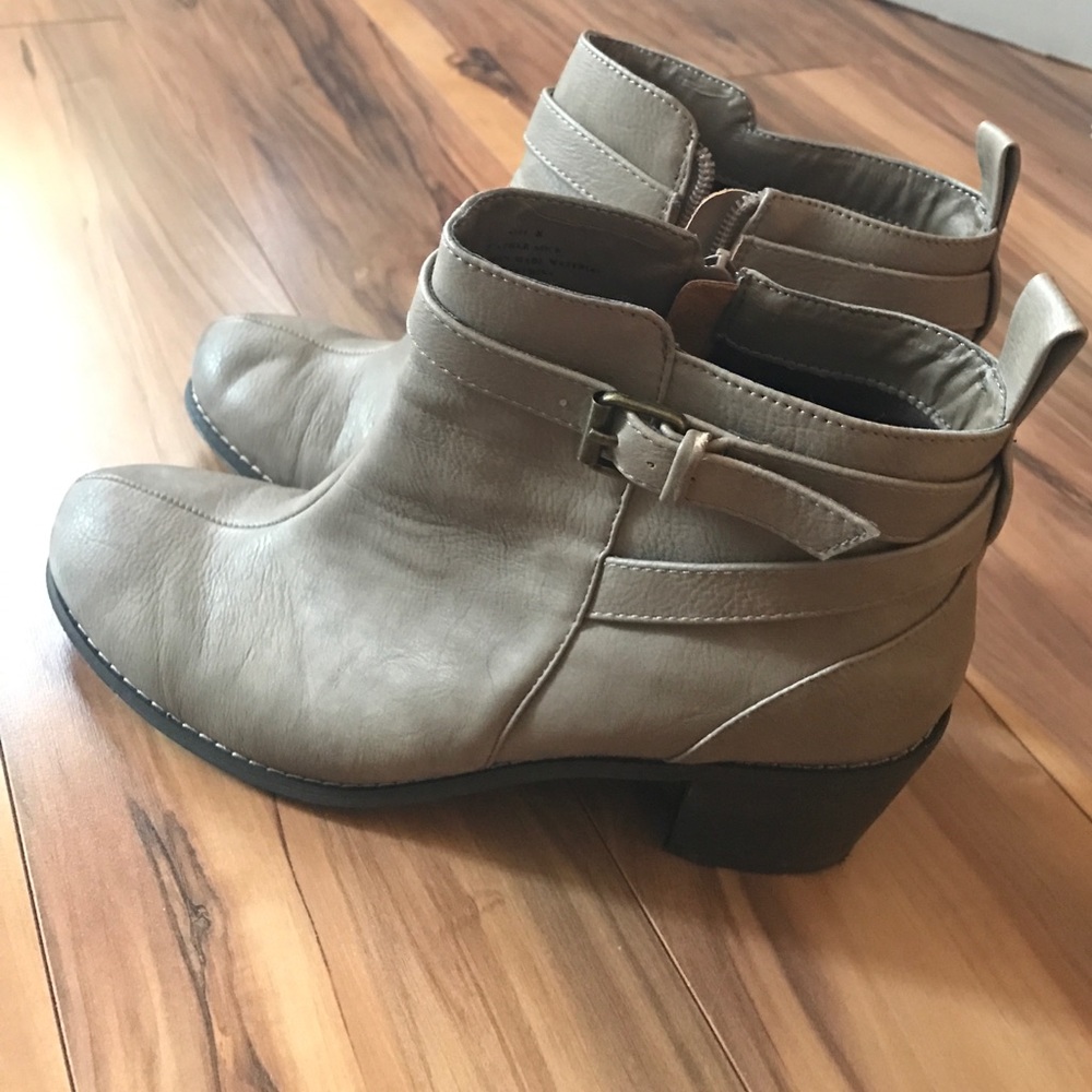 Tan / beige booties w/ buckle