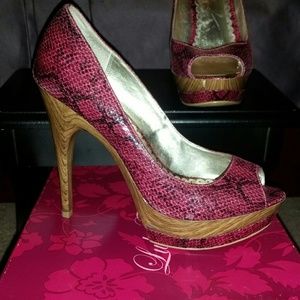 Lulu Townsend sz 8.5 Fuchsia and woodgrain