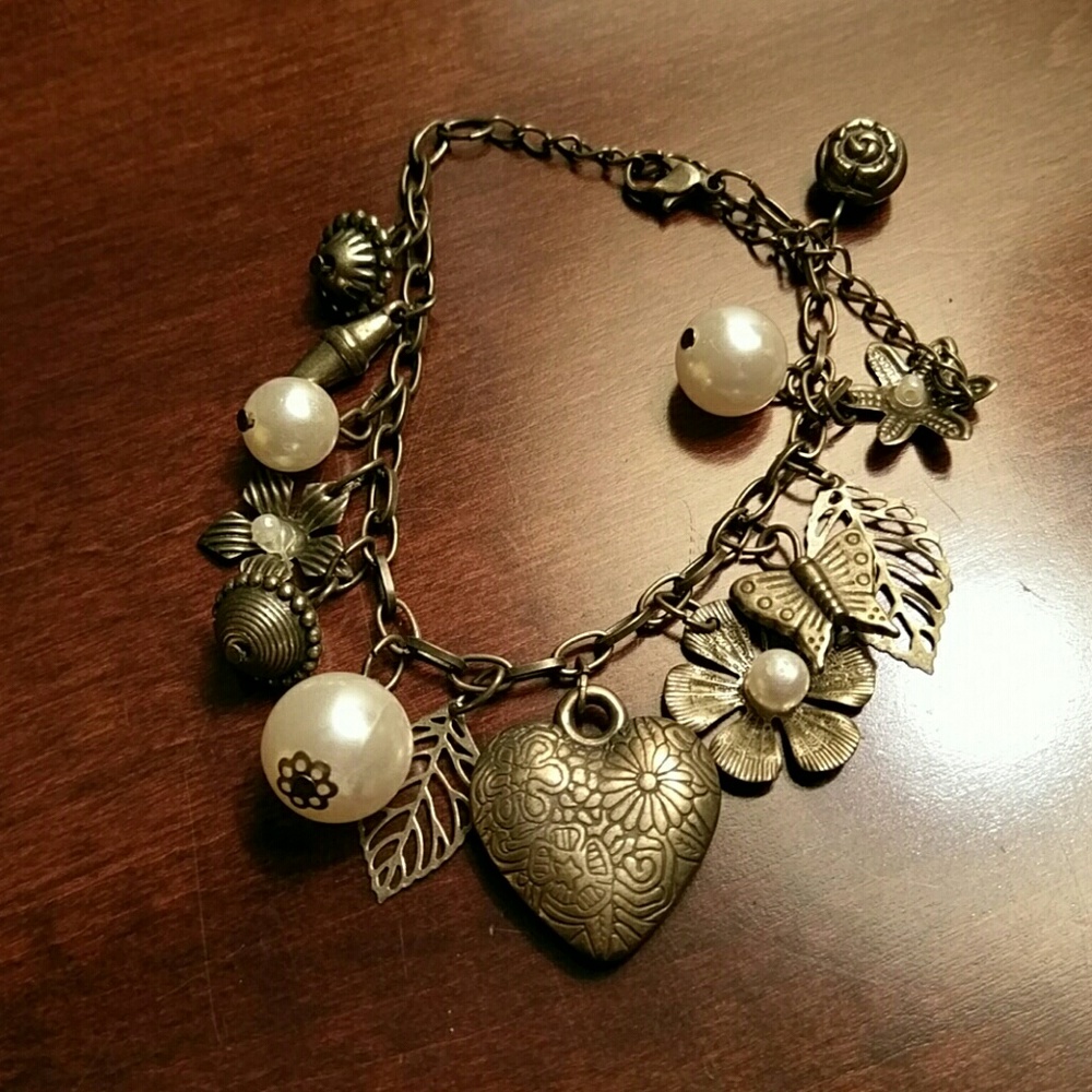Light and fun heart charm bracelet