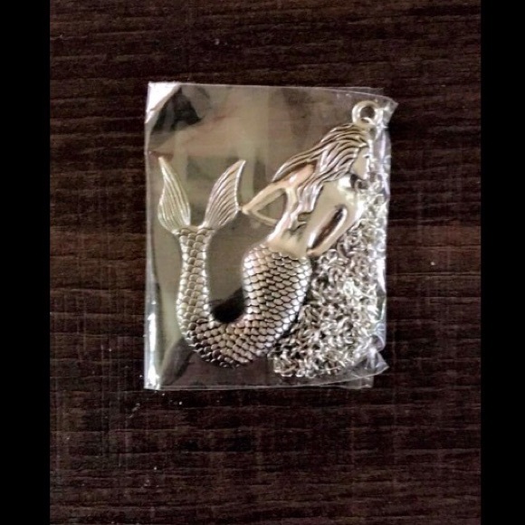 Mermaid Necklace 🐬🐠 - Picture 3 of 5