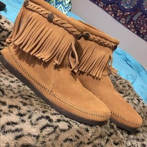 Size 9 Minnetonka height top moccasins