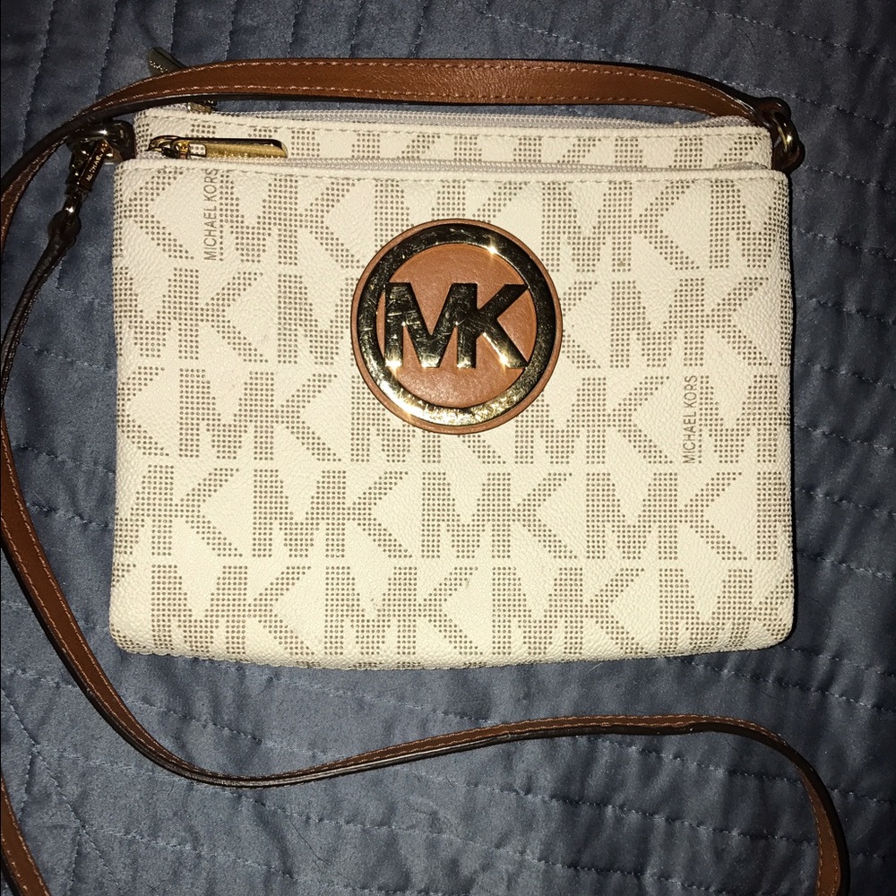 Michael Kors Crossbody w/built-in wallet