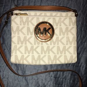 Michael Kors Crossbody w/built-in wallet