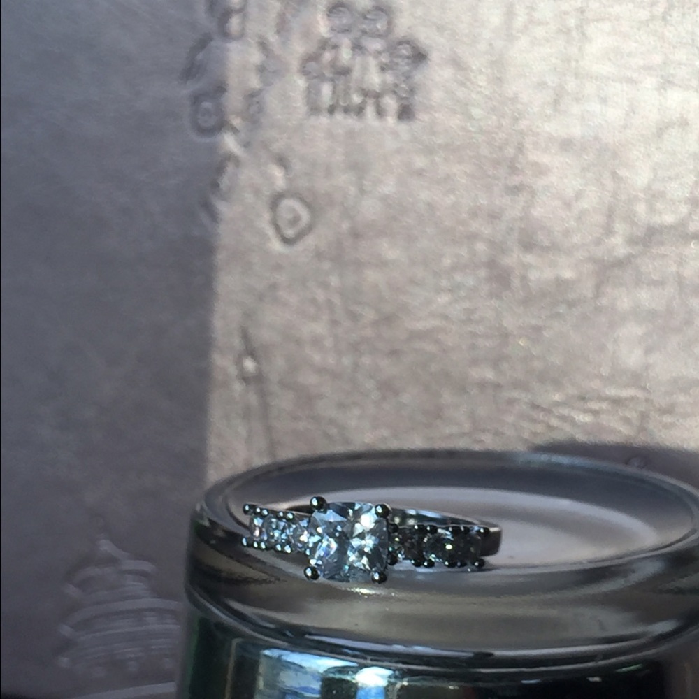 Ring with white crystals