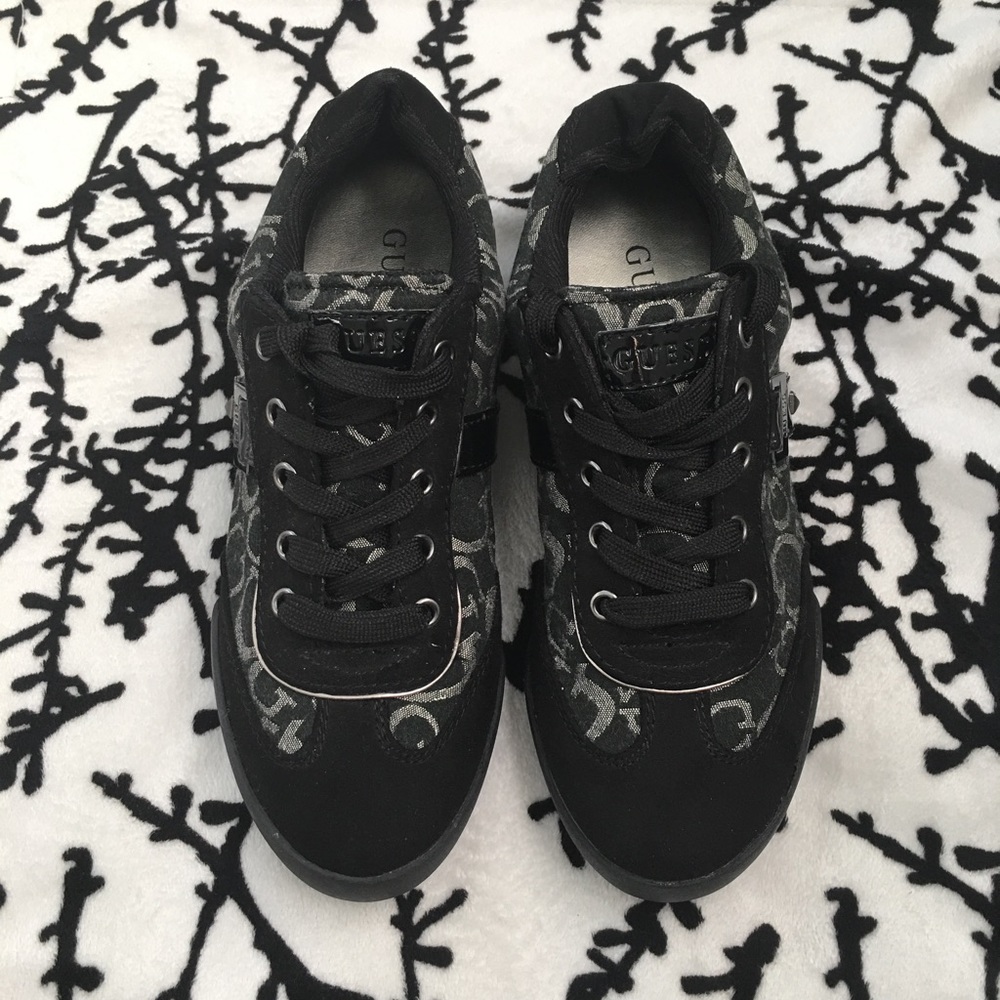 Never worn black guess sneakers mint condition