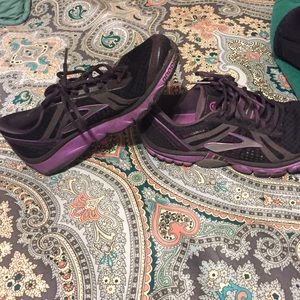 Brooks tennis shoes