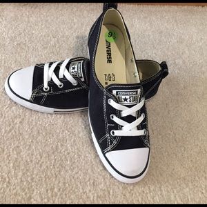 Converse 9-1/2 shoes never worn