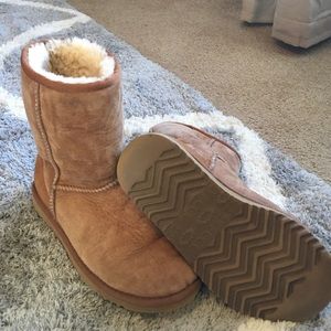 Short tan Uggs. Like new